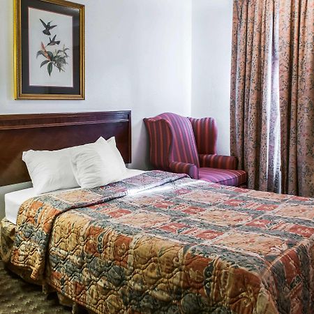 Econo Lodge Eagle Nest Bagian luar foto