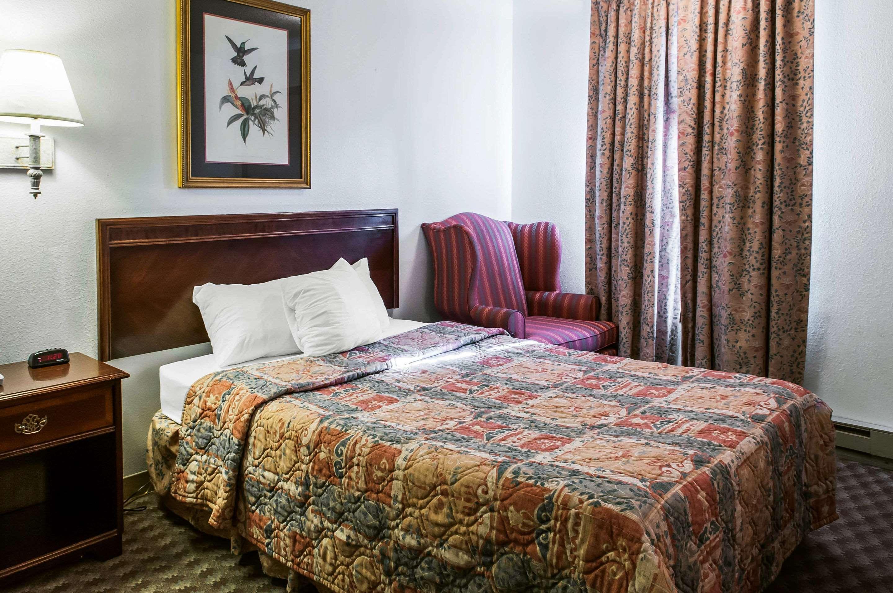 Econo Lodge Eagle Nest Bagian luar foto
