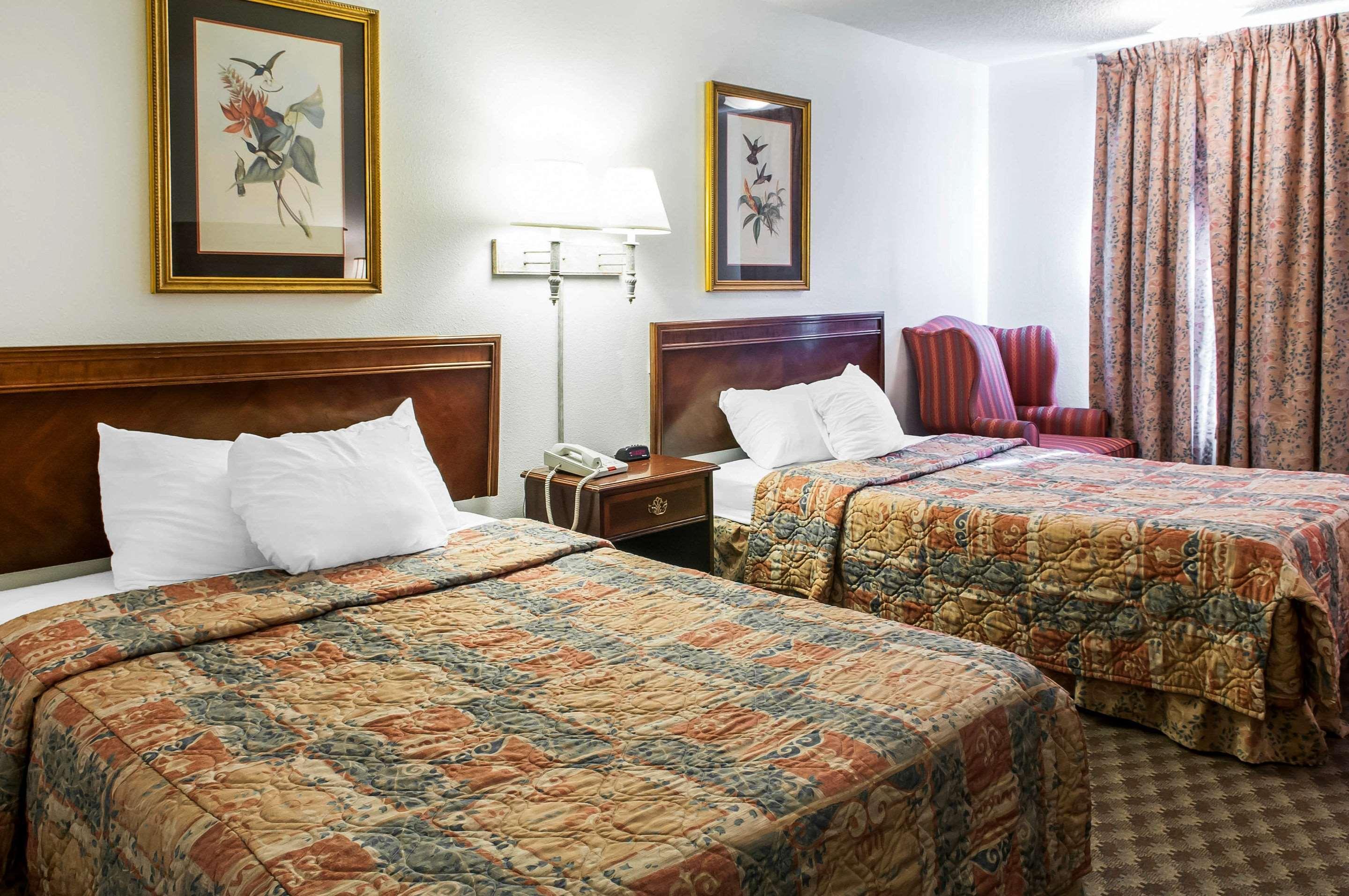 Econo Lodge Eagle Nest Bagian luar foto