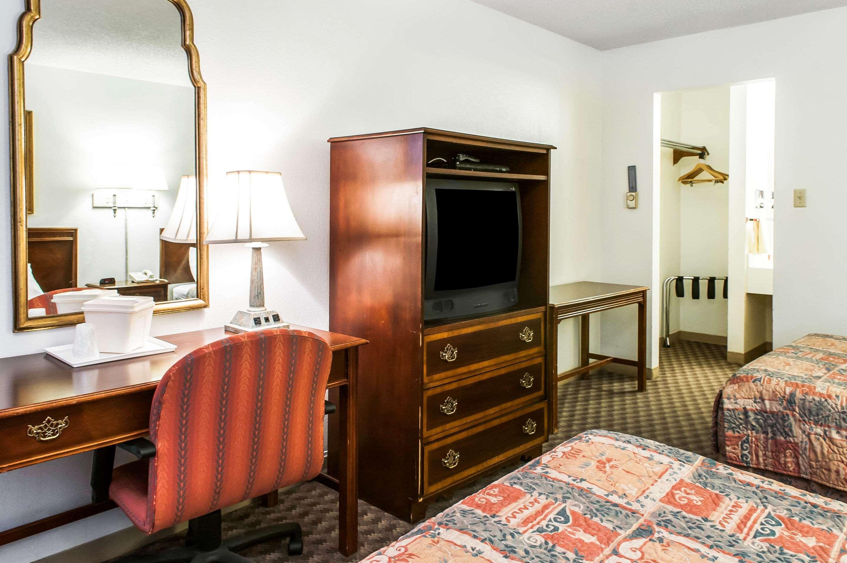 Econo Lodge Eagle Nest Bagian luar foto