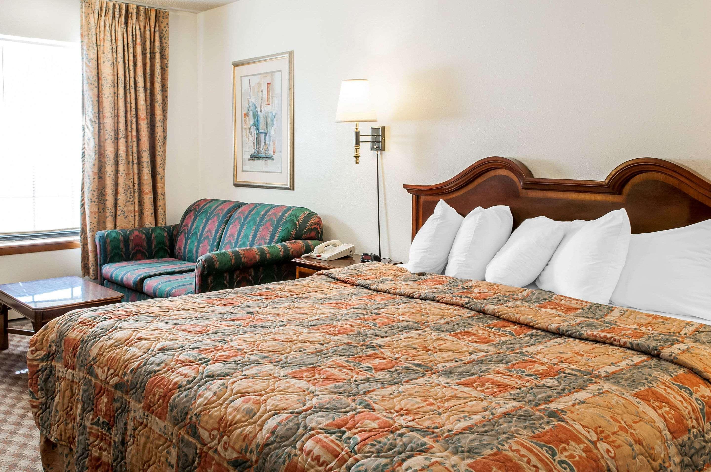 Econo Lodge Eagle Nest Bagian luar foto