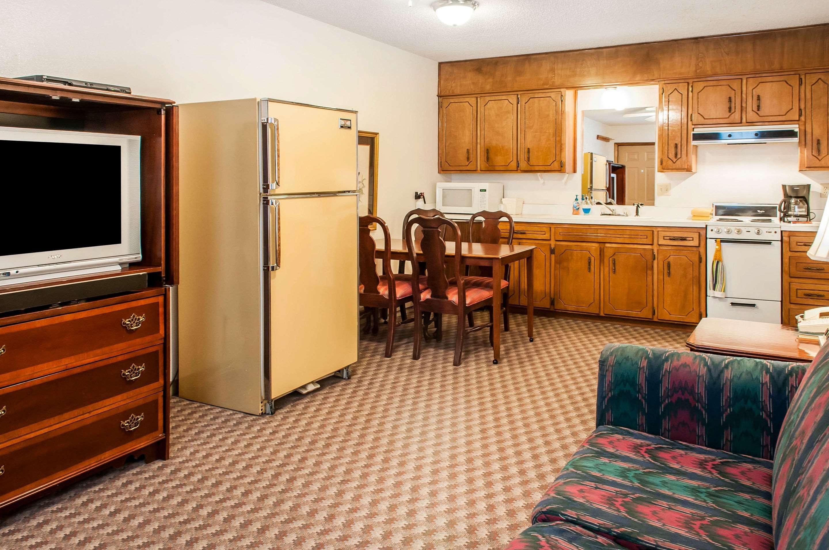 Econo Lodge Eagle Nest Bagian luar foto
