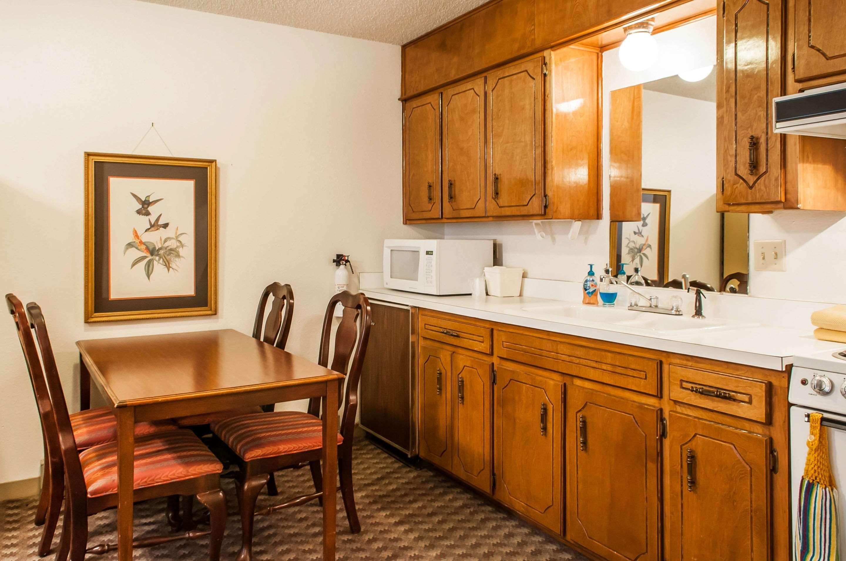 Econo Lodge Eagle Nest Bagian luar foto