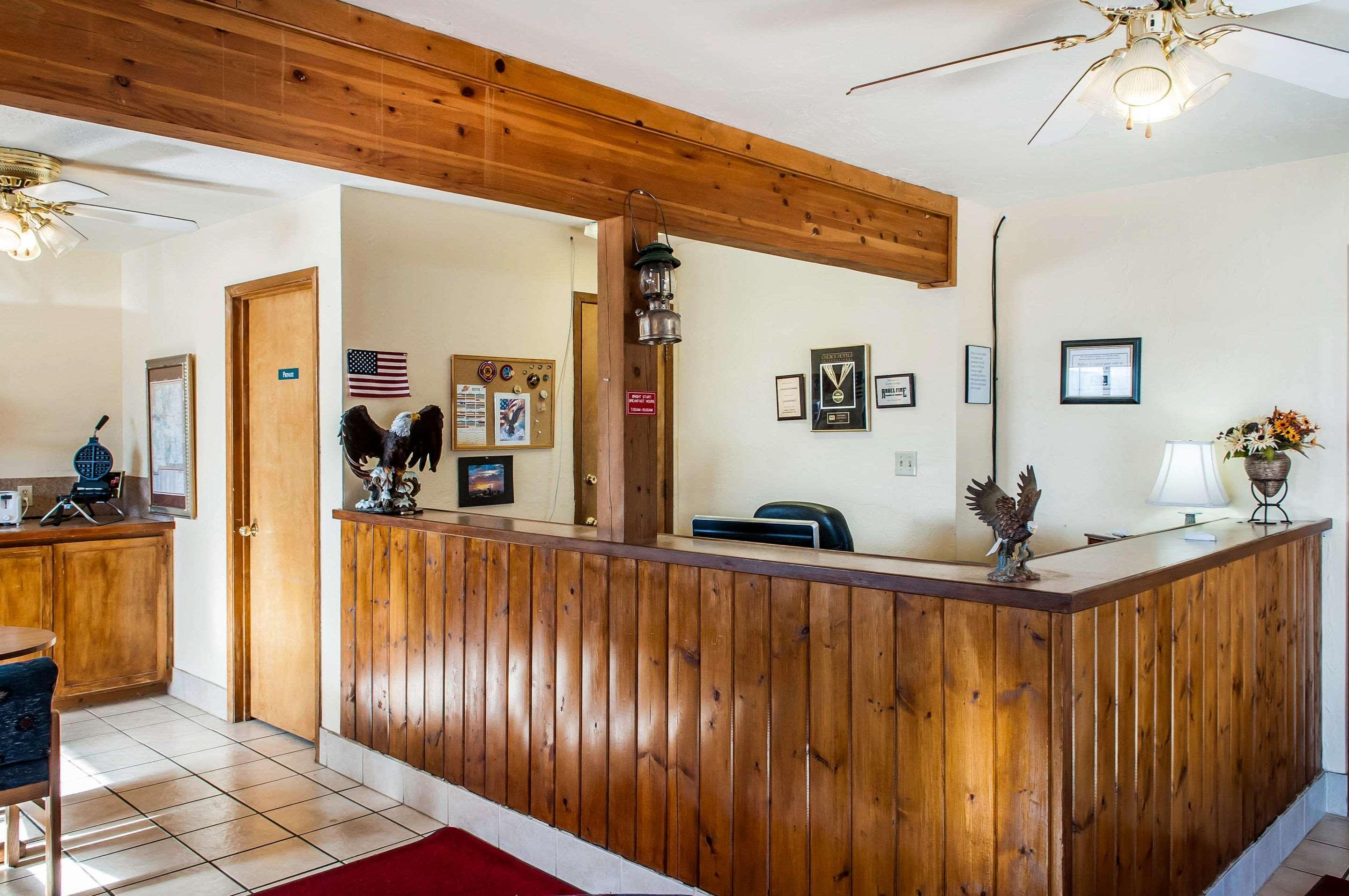 Econo Lodge Eagle Nest Bagian luar foto