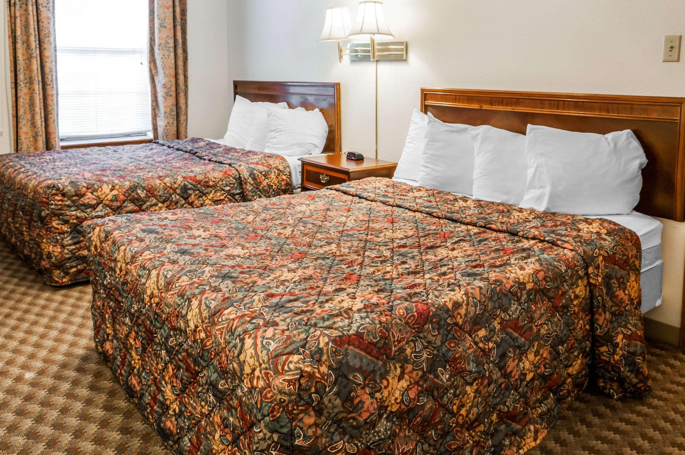 Econo Lodge Eagle Nest Bagian luar foto