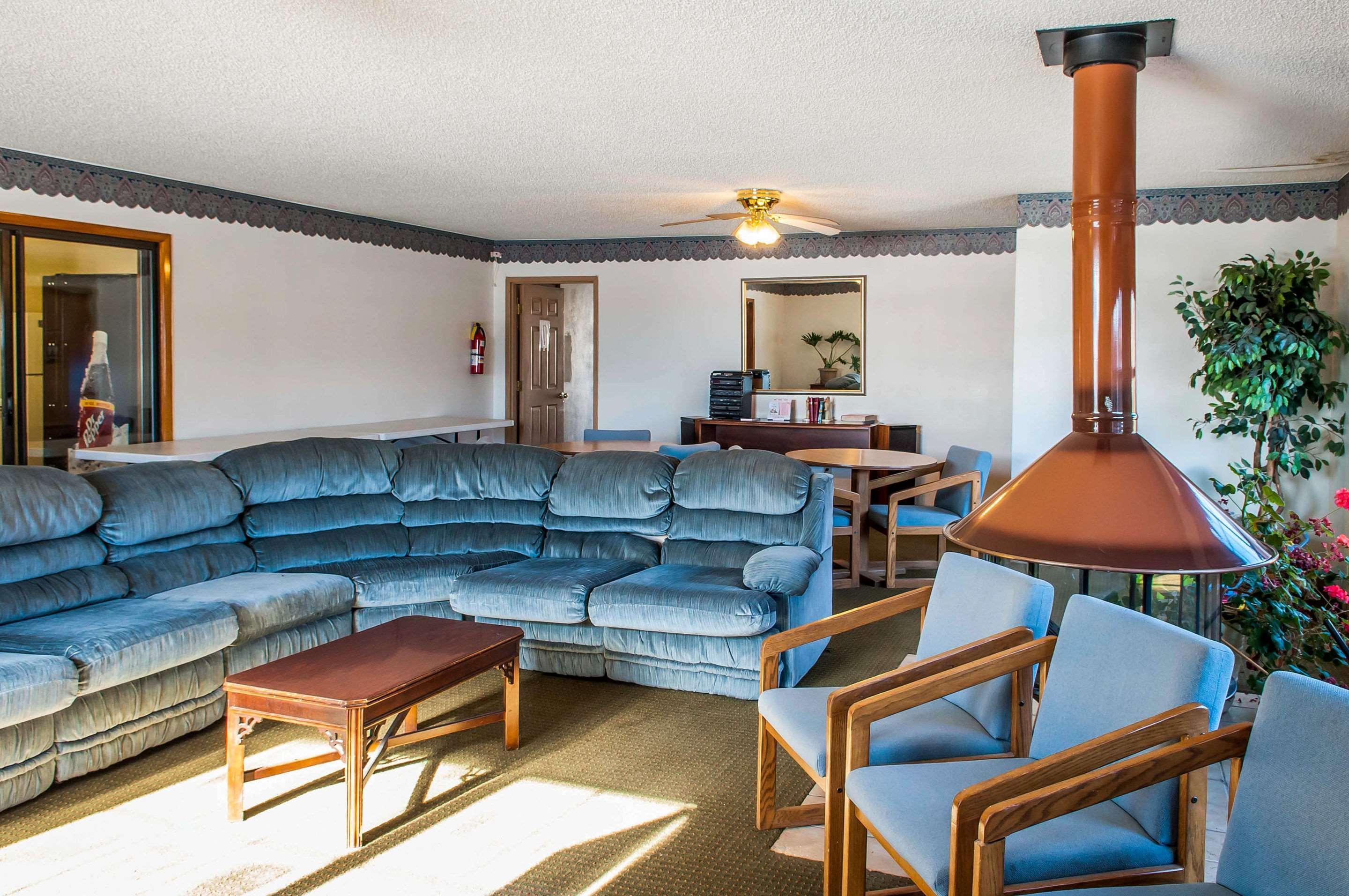 Econo Lodge Eagle Nest Bagian luar foto