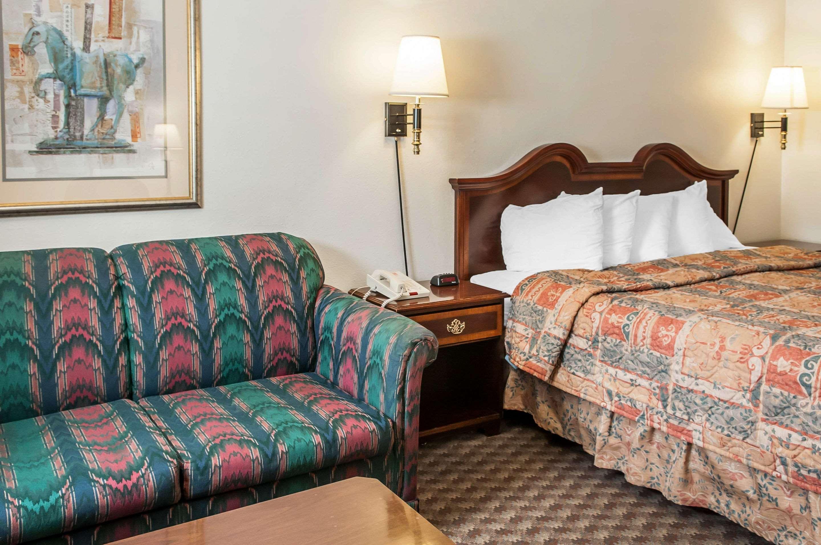 Econo Lodge Eagle Nest Bagian luar foto
