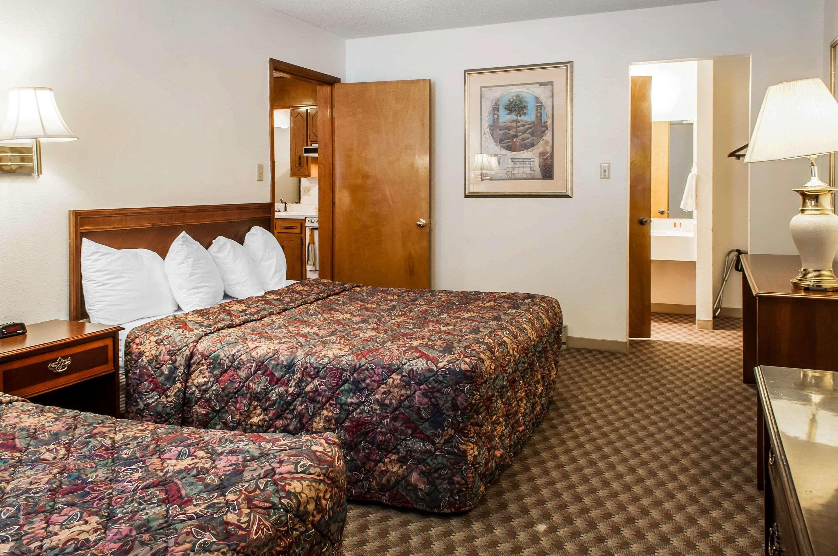 Econo Lodge Eagle Nest Bagian luar foto