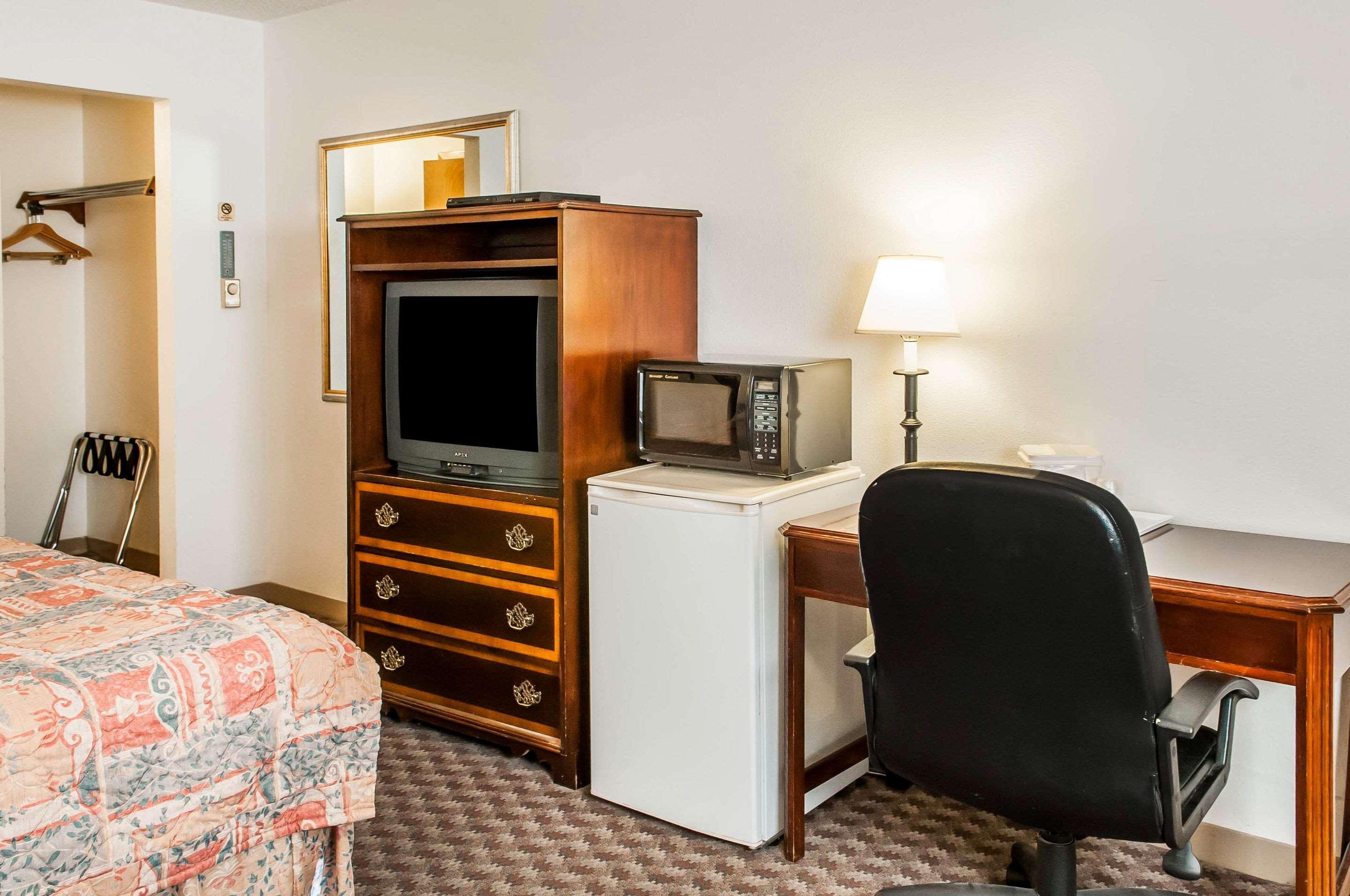 Econo Lodge Eagle Nest Bagian luar foto