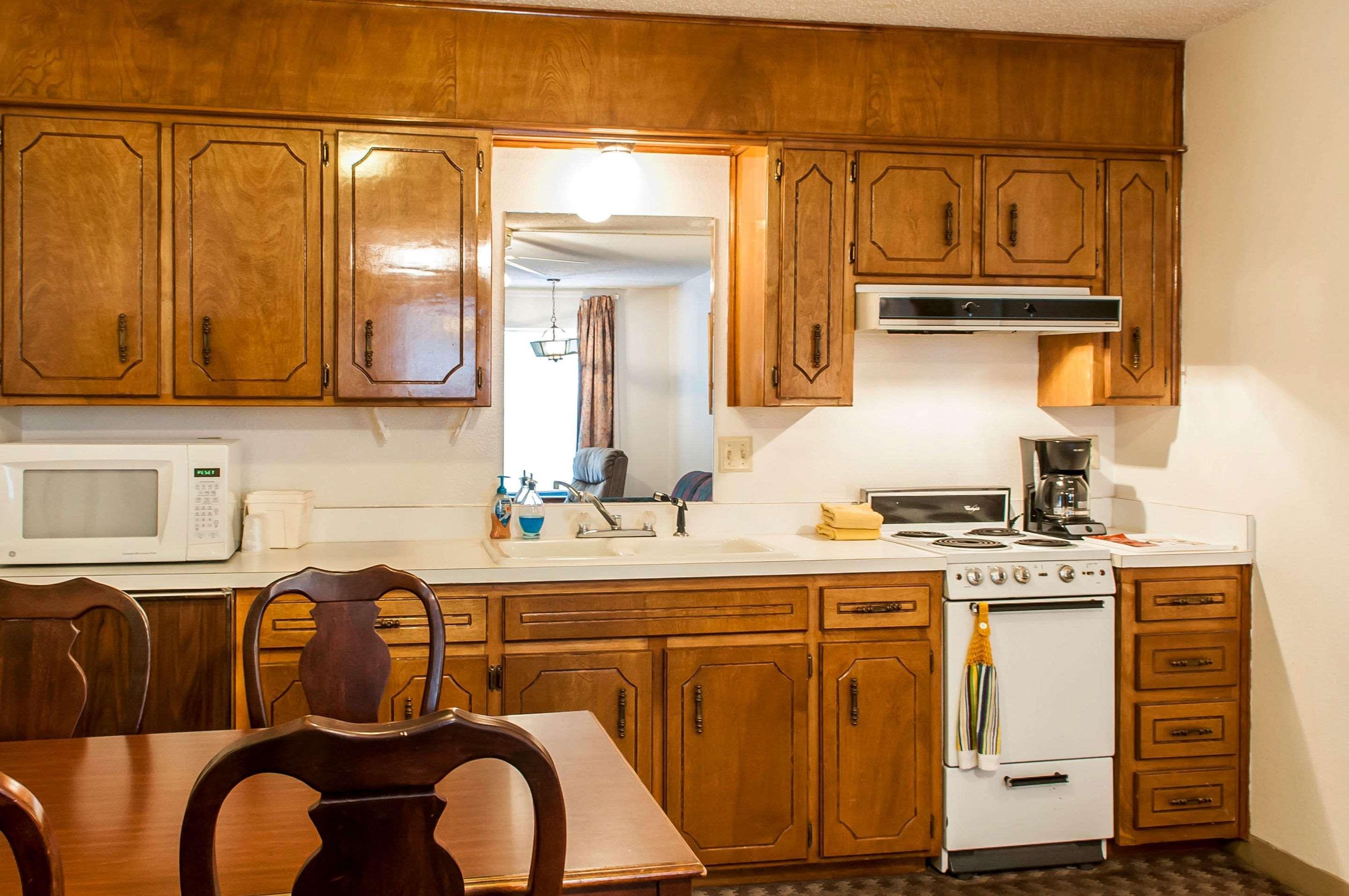 Econo Lodge Eagle Nest Bagian luar foto