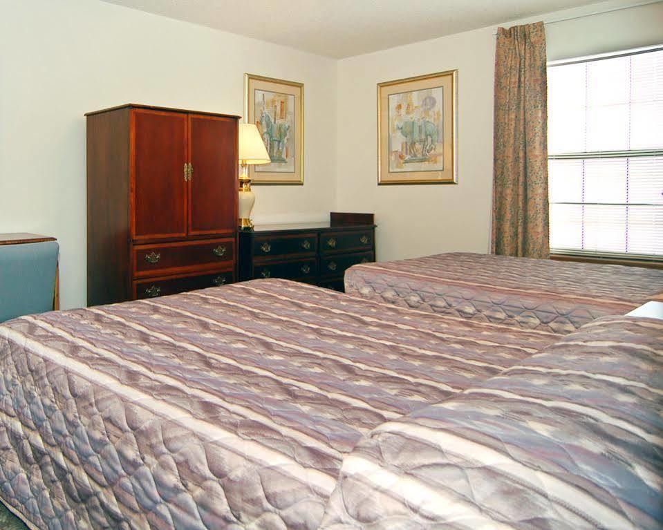 Econo Lodge Eagle Nest Bagian luar foto