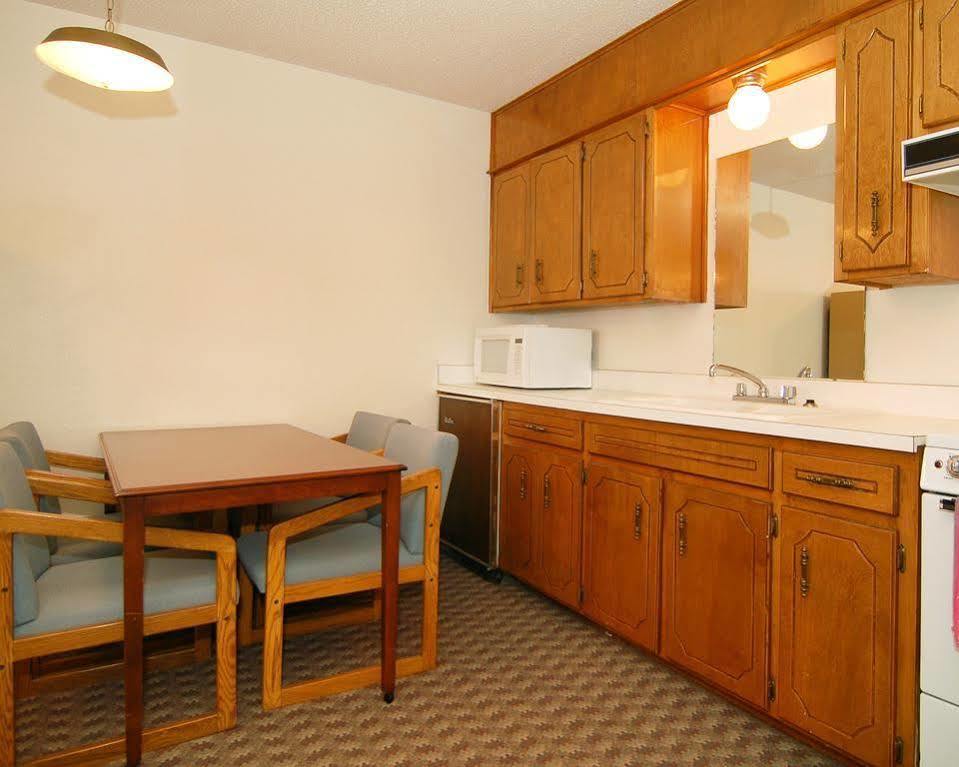 Econo Lodge Eagle Nest Bagian luar foto