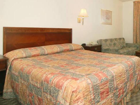 Econo Lodge Eagle Nest Bagian luar foto